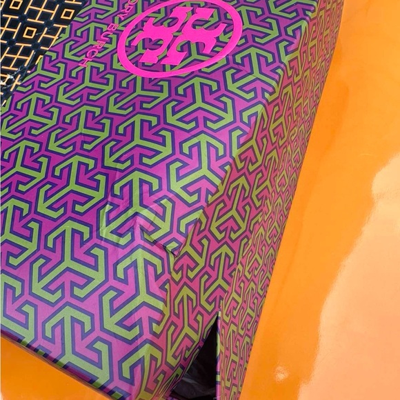 NIB Tory Burch Nappa Leather Flip Flop Sandals Vibrant Pink Blue Gold Logo Sz 8 - Picture 9 of 9